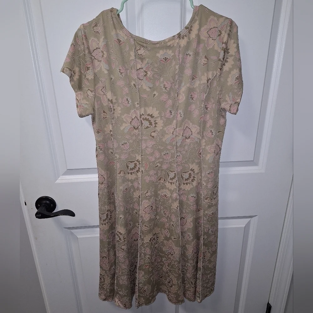 A Ruby Rd favorites Midi length capped sleeve dress in a size large.